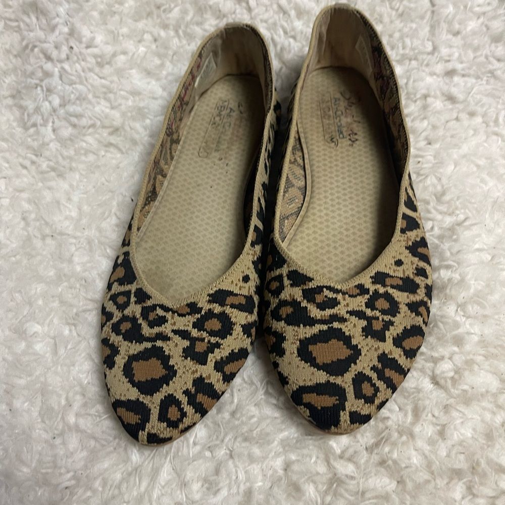 Skechers leopard prints washable stretchy flats rubber soles size 11 .